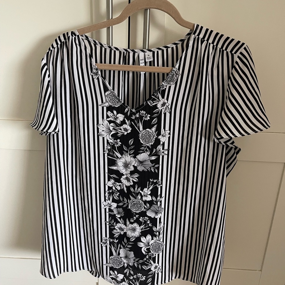 Elle Black and white printed blouse